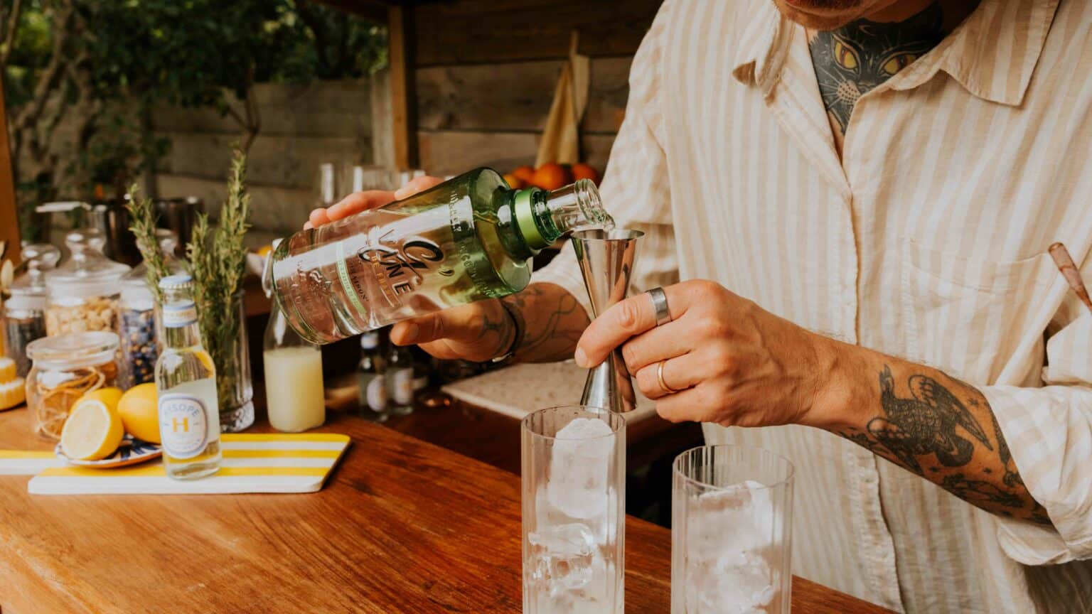 fabrication d'un cocktail avec un jigger