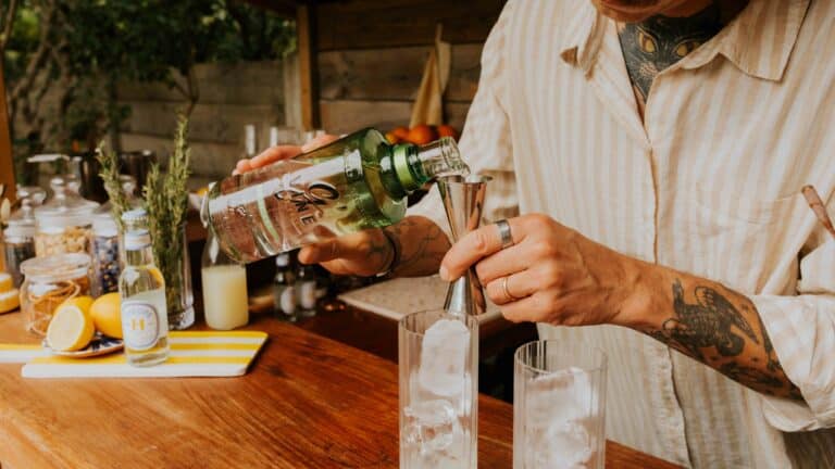 fabrication d'un cocktail avec un jigger