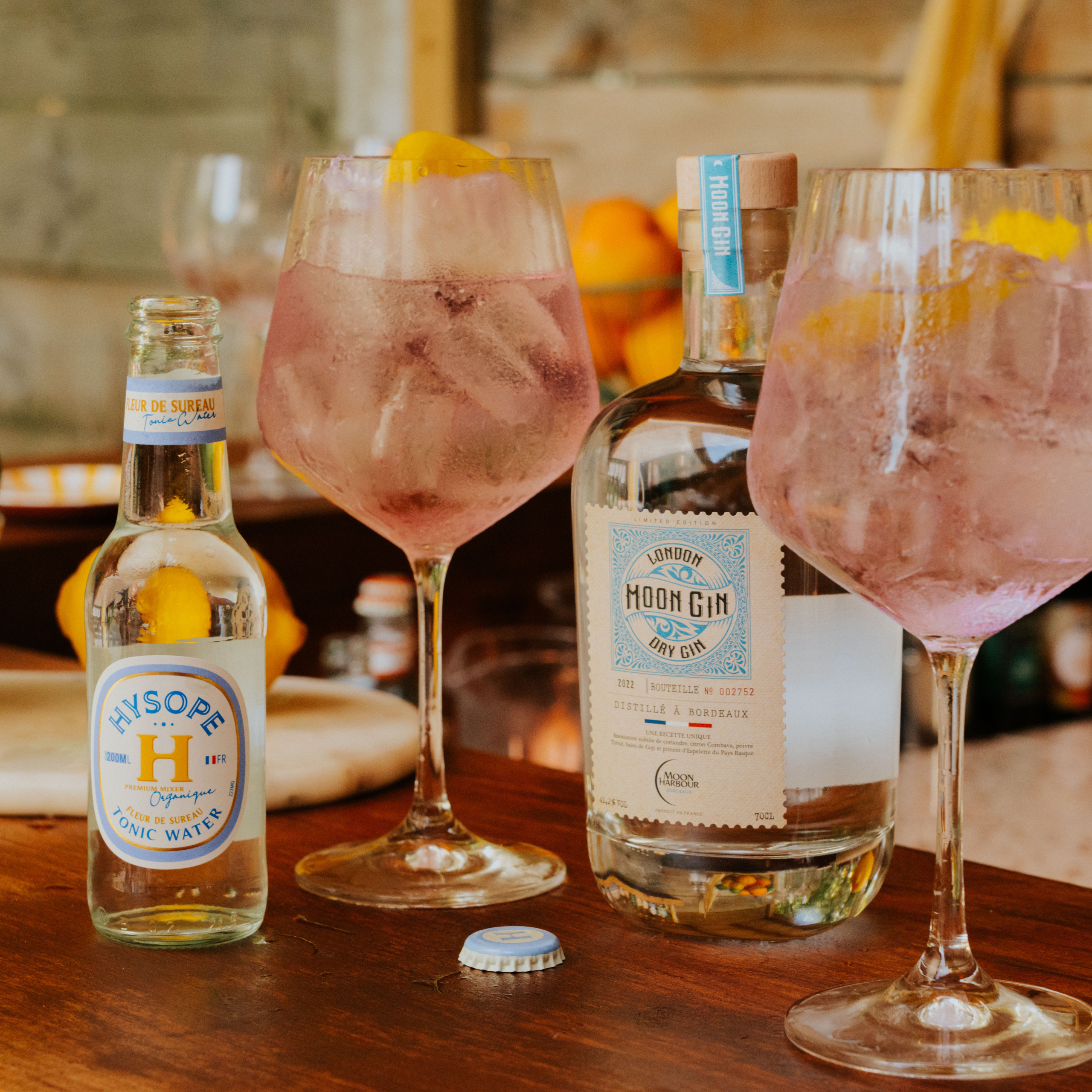 Un classique twisté avec un gin bordelais de la distillerie MoonHarbour et du sirop de violette