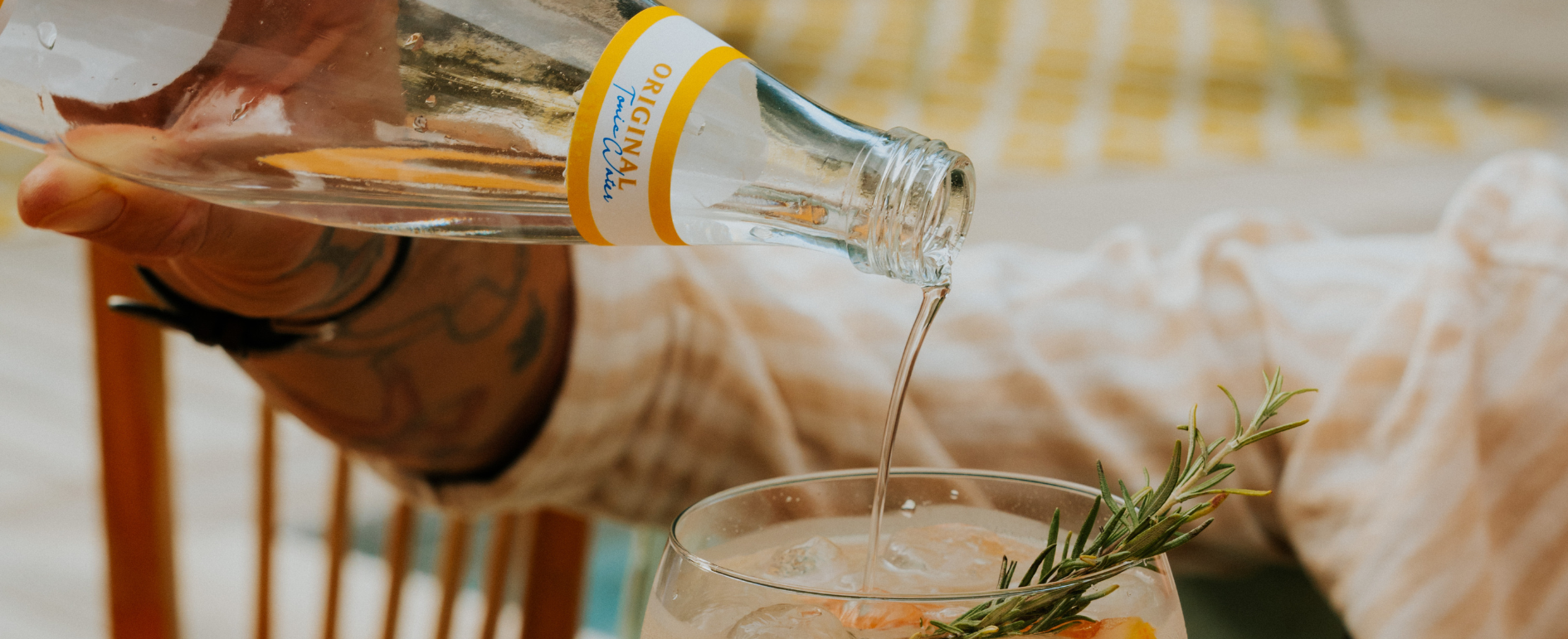 tonic water original versé dans un cocktail