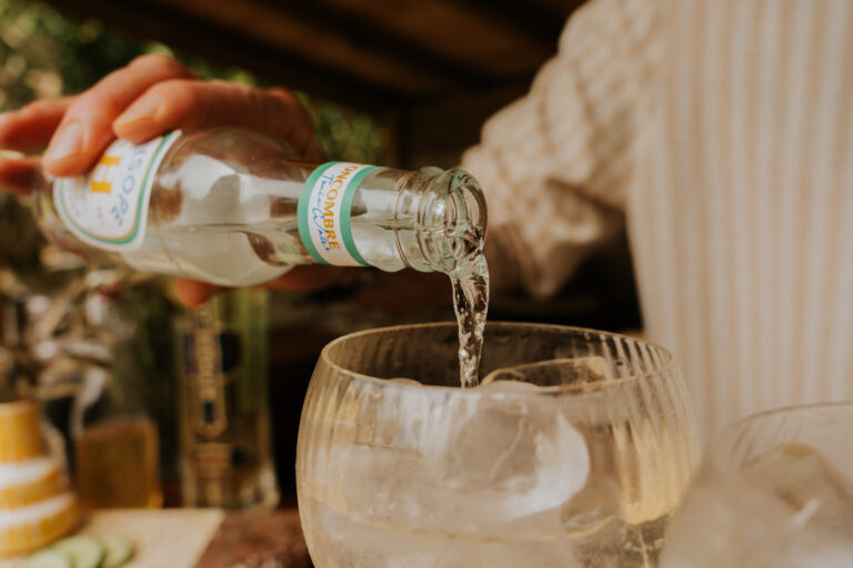 gin tonic toppé au tonic water concombre