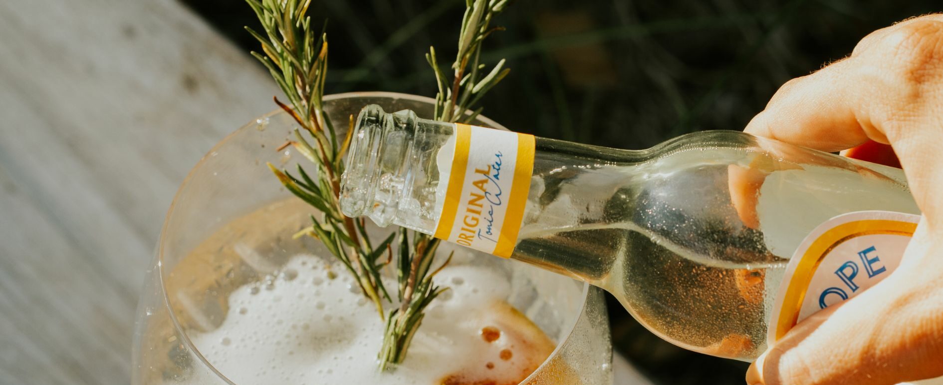 Tonic Water Original Hysope versé dans un verre de Gin Tonic.