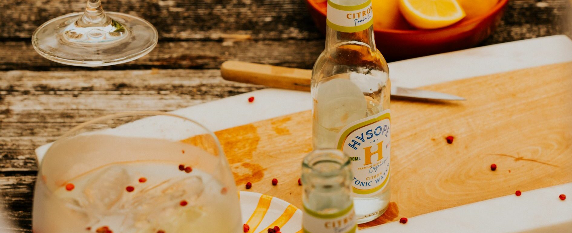 Sur une table est posé une bouteille de Tonic Water Citron Hysope