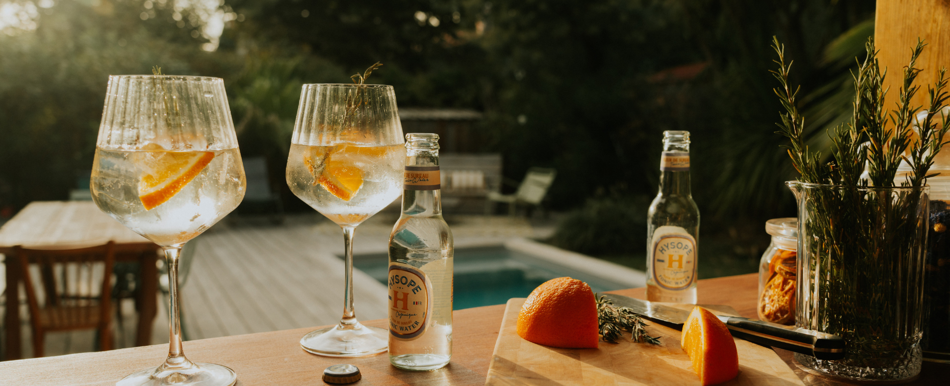 Gin Tonics avec des rondelles d'oranges en été