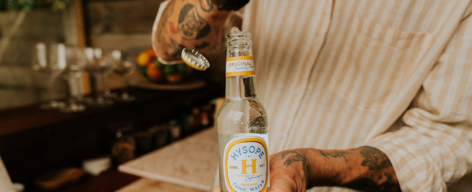 Décapsulage d'une bouteille de Tonic Water Original Hysope