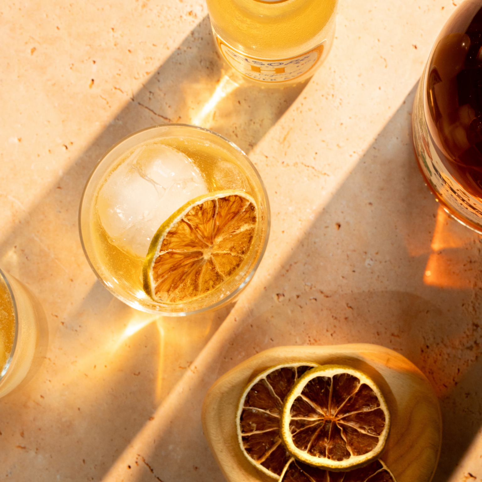 Cocktail Horse's Neck dans un highball avec la Ginger Ale délicate Hysope