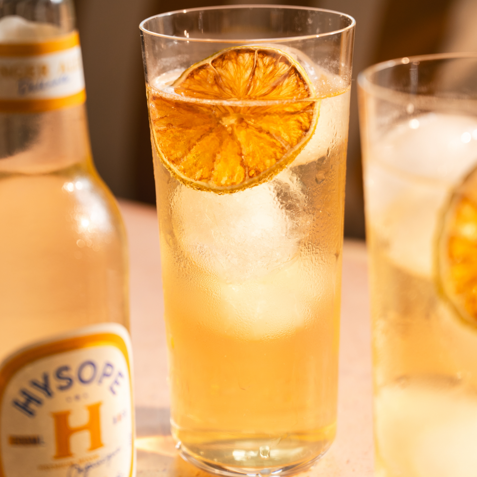 Cocktail Horse's Neck dans un highball avec la Ginger Ale délicate Hysope