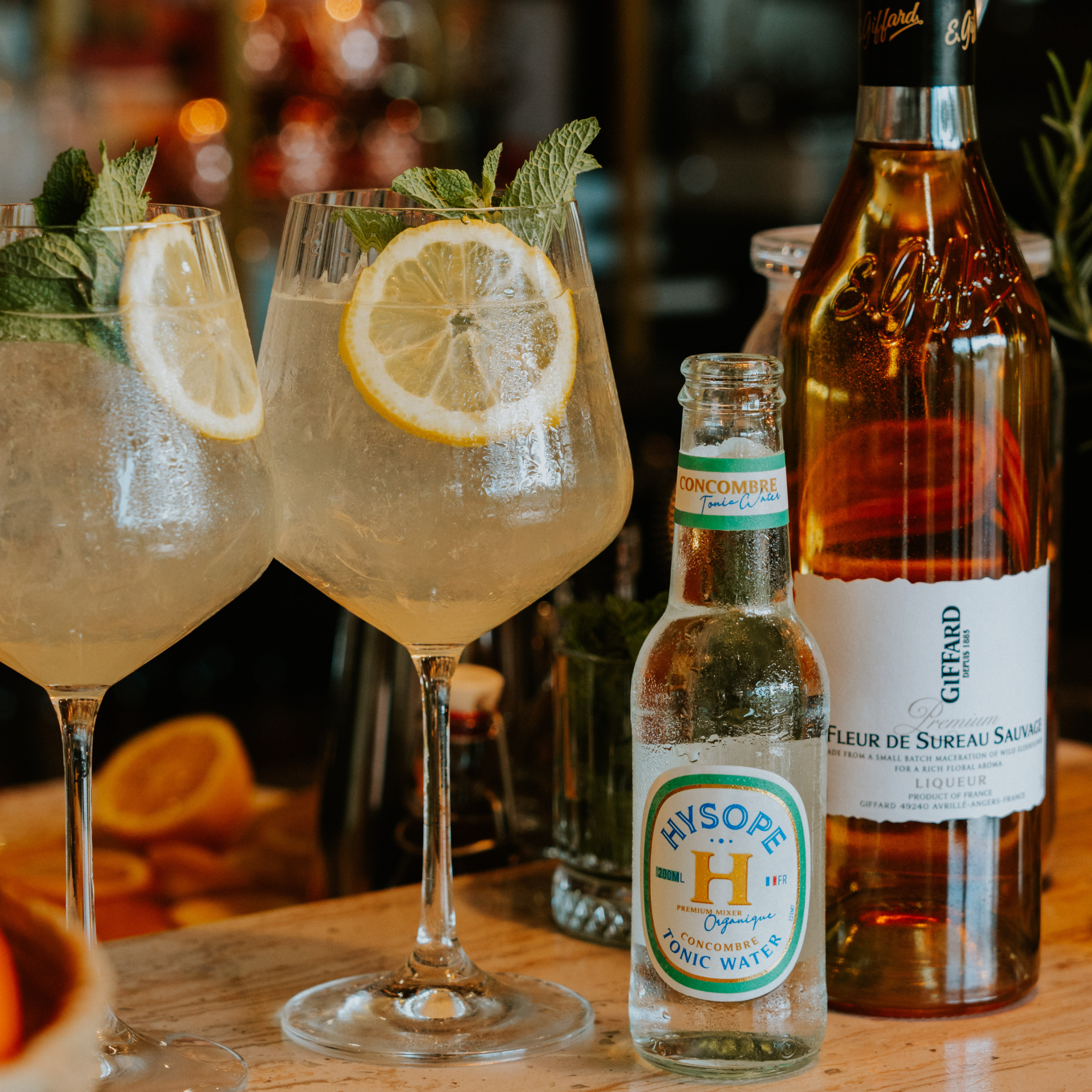 Spritz français à base de Tonic Water Concombre Hysope et de liqueur de Fleur de Sureau Sauvage Hysope