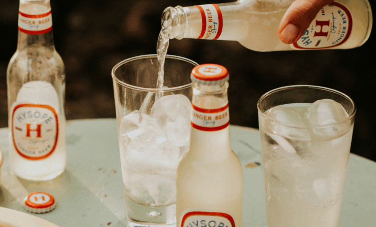 En mixologie, la glace est un ingrédient à part entière. Sa forme, sa taille, sa texture, sa pureté : tout cela influence la température, la dilution et même la saveur de votre boisson.