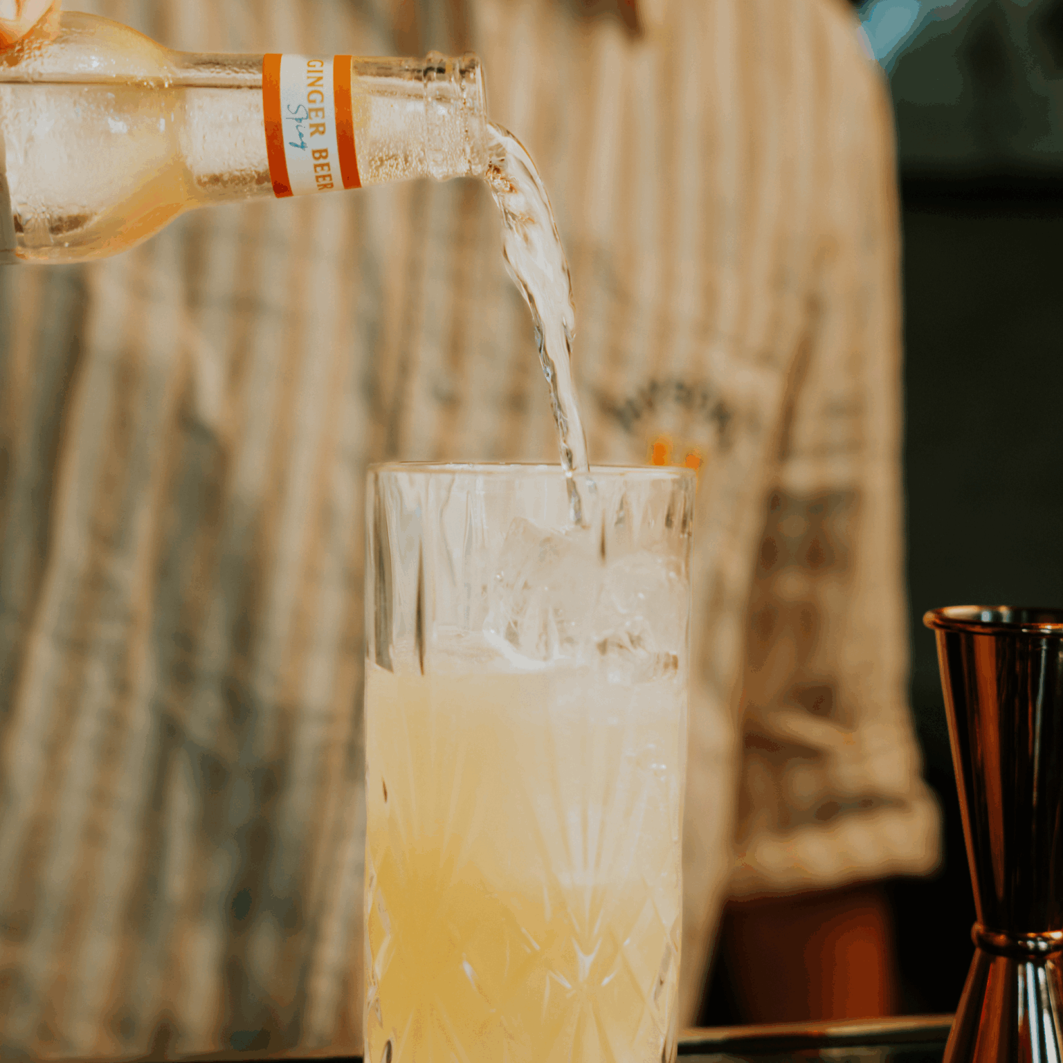 Dans le cocktail Dark and Stormy, on commence par versez la Ginger Beer Spicy Hysope avant d'ajouter le rhum.