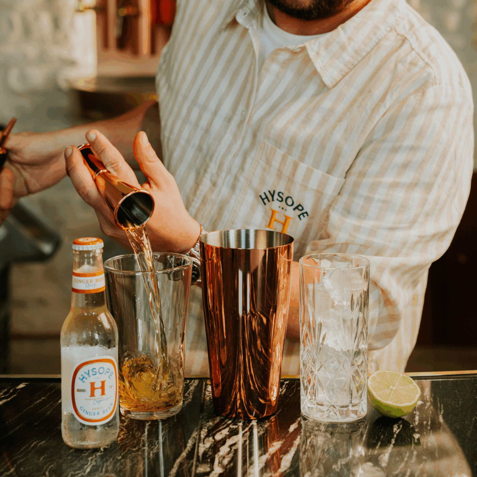 Pour donner un effet de "storm" au Dark and Stormy, on termine par verser le rhum, après avoir déjà ajouté la Ginger Beer Spicy.
