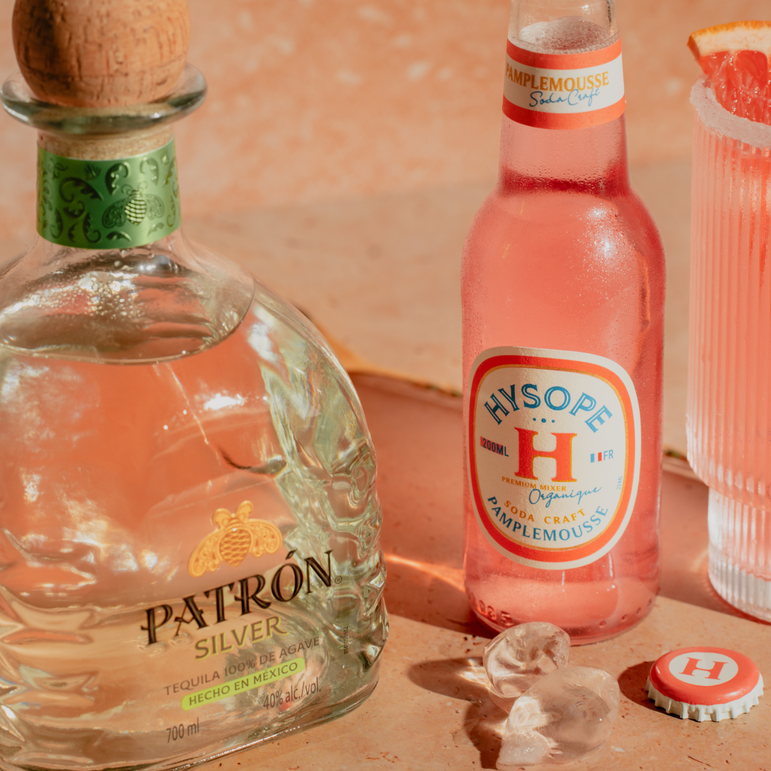 Bouteille de tequila Patrón Silver et bouteille de soda au pamplemousse Hysope pour cocktail Paloma