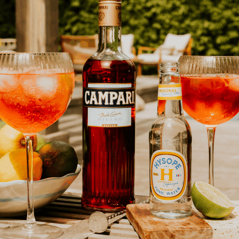 Campari Tonic avec bouteilles de Tonic Hysope, Campari et verre cocktail