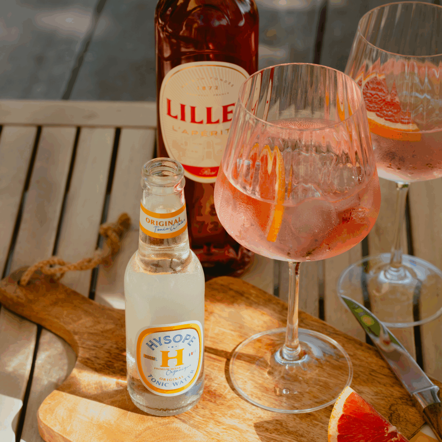 Lillet Spritz Rosé Hysope servi à l’apéritif avec des tranches de pamplemousse frais