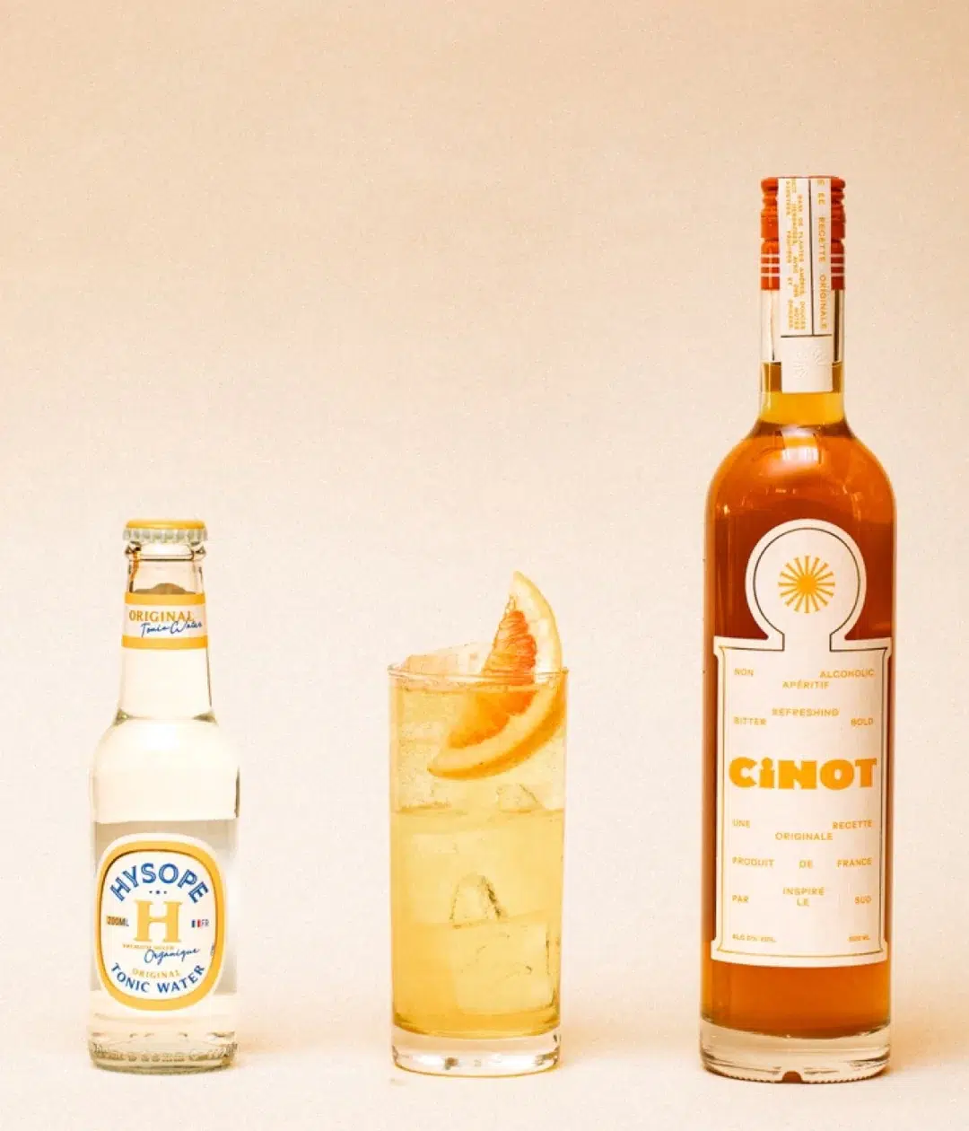 Bouteille de Cinot et Tonic Hysope avec un cocktail Cinot Tonic fraîchement préparé