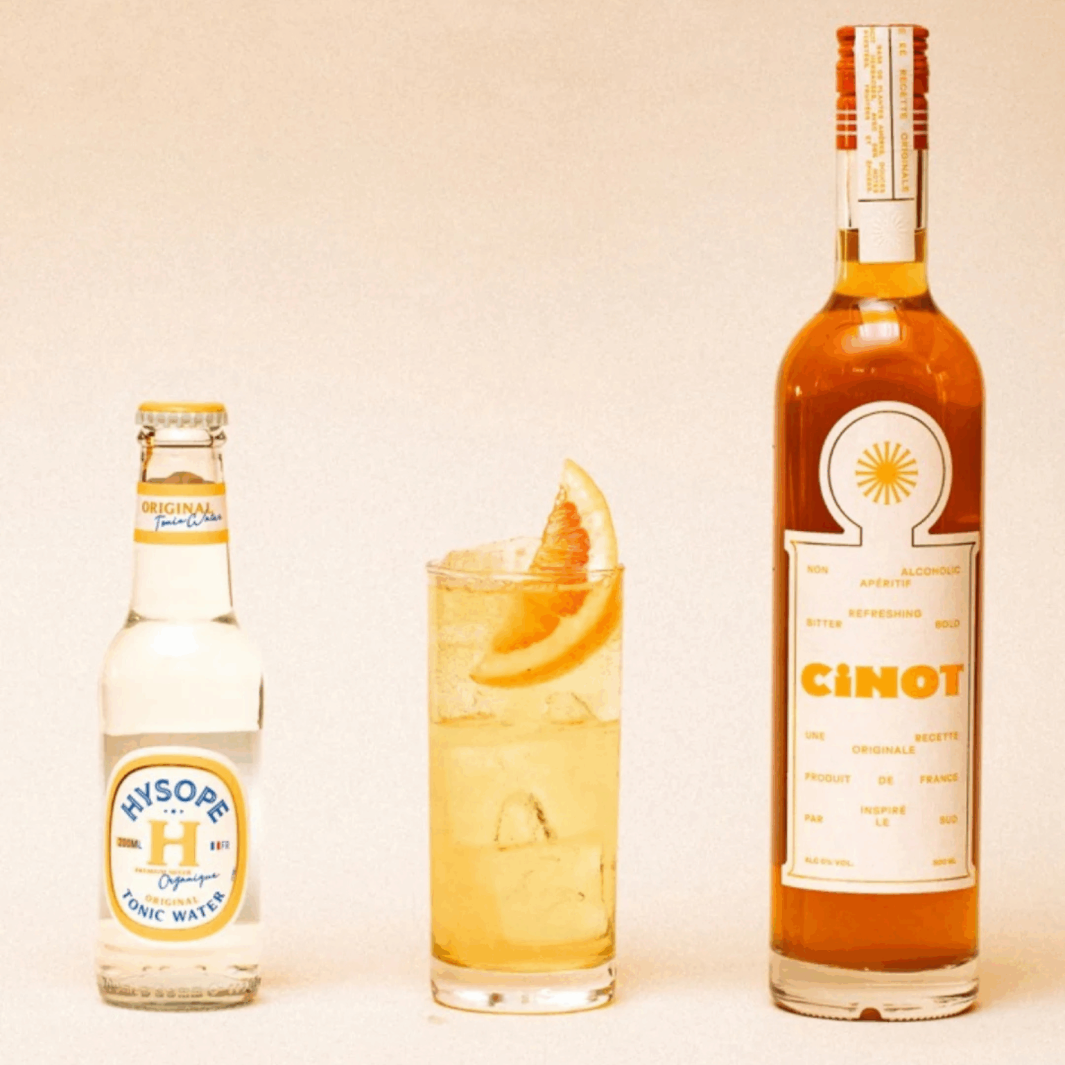 Bouteille de Cinot et Tonic Hysope avec un cocktail Cinot Tonic fraîchement préparé